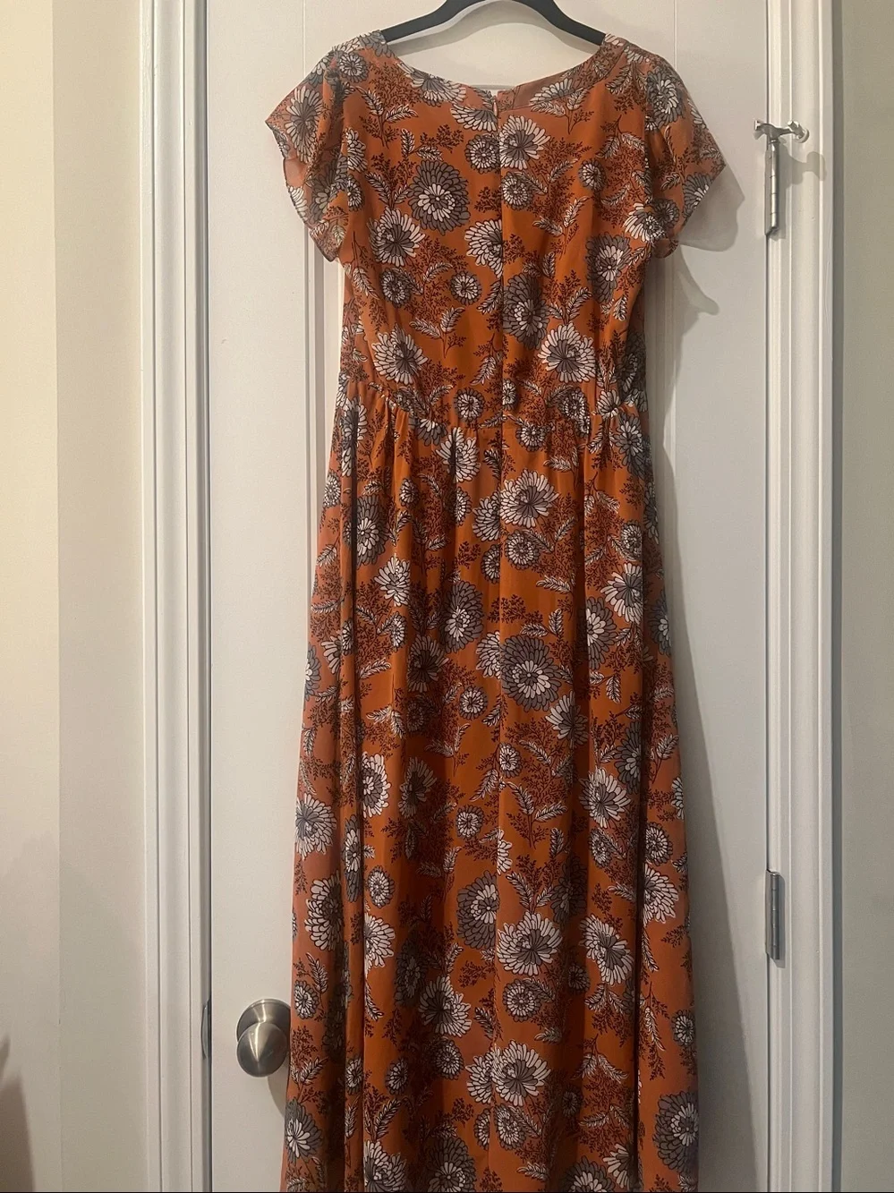 Madewell Sheer-Sleeve
Button-Front Midi Dress in Gathered Blooms - Picture 6 of 7